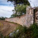 Sul lato destro avvistiamo una colonna a base quadrata, una delle due che un tempo reggevano la carrucola per il secchio del pozzo. L'accesso alla cisterna � sbarrato proprio da quei massi che costituivano la seconda colonna, andata distrutta
